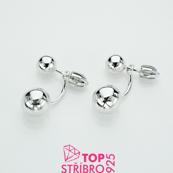 Detail dámských stříbrných záušnic koule na šroubek Záušnice koule