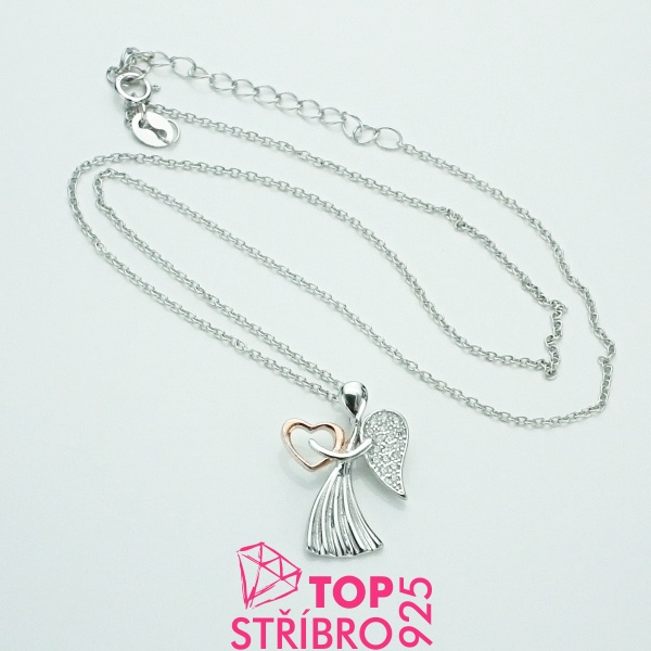 Detailní pohled na dámský stříbrný náhrdelníček anděl se zlaceným srdcem a zirkony Náhrdelníček anděl