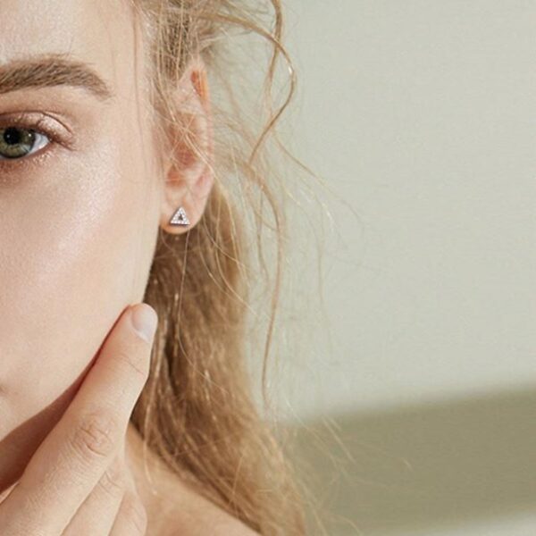 Dámské stříbrné puzetové náušnice trojúhelníky se zirkony