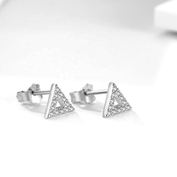 Detailní pohled na stříbrné puzetové náušnice trojúhelníky se zirkony