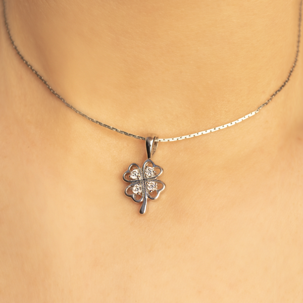 Nadčasový stříbrný přívěs čtyřlístek se zirkony