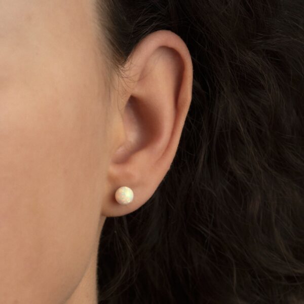 Dámské stříbrné náušnice s kuličkou z bílého opálu