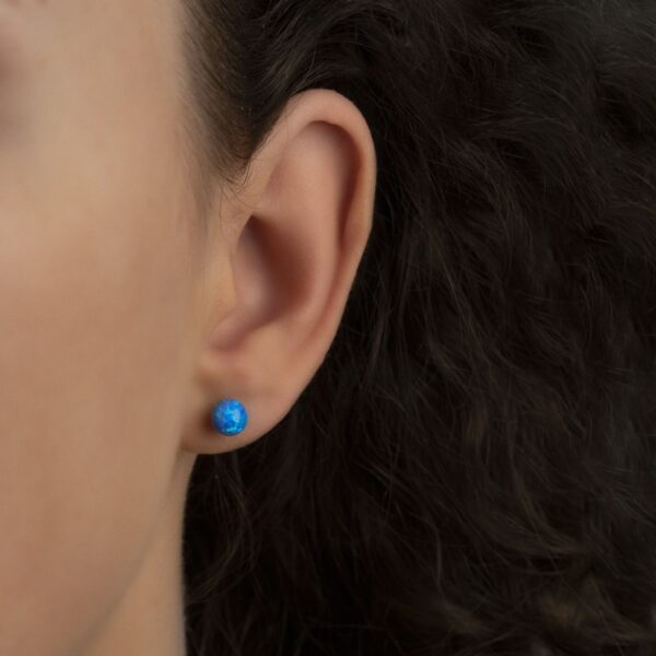 Stříbrné šroubkové náušnice s modrou opálovou kuličkou