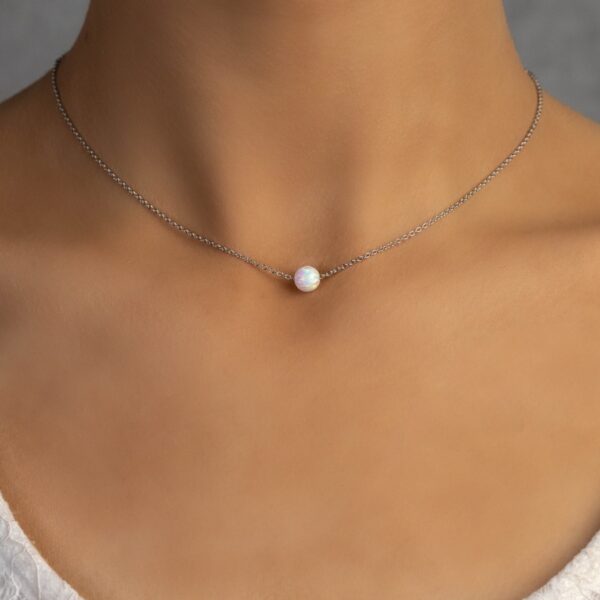 Stříbrný elegantní náhrdelník s bílou opálovou kuličkou
