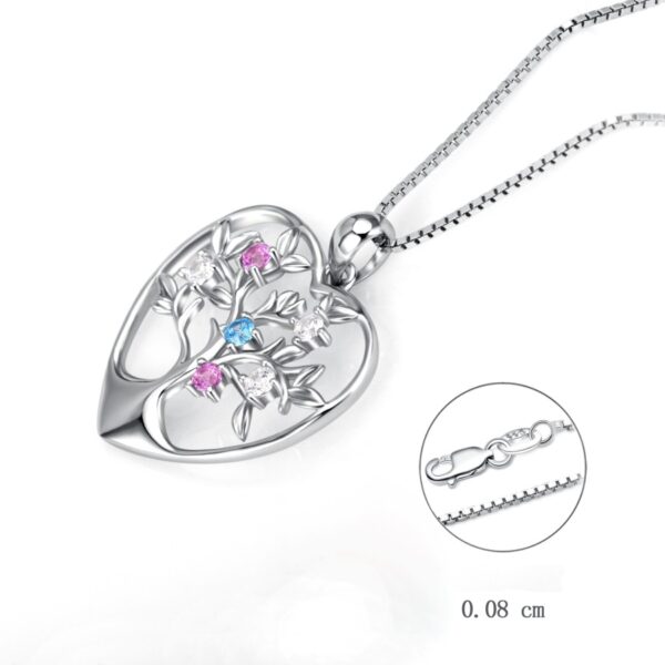 Detailní pohled na dámský stříbrný náhrdelník strom života se zirkony