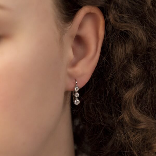 Dámské stříbrné náušnice se třemi čirými zirkony