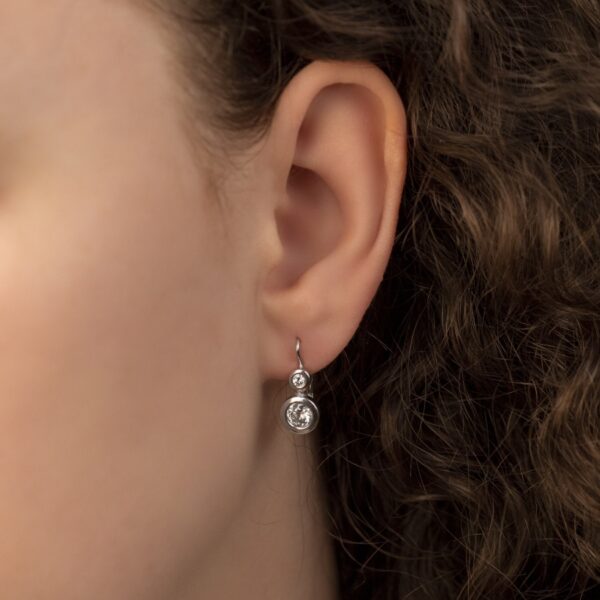 Stříbrné náušnice se dvěma zirkony ''lucky" s obrubou