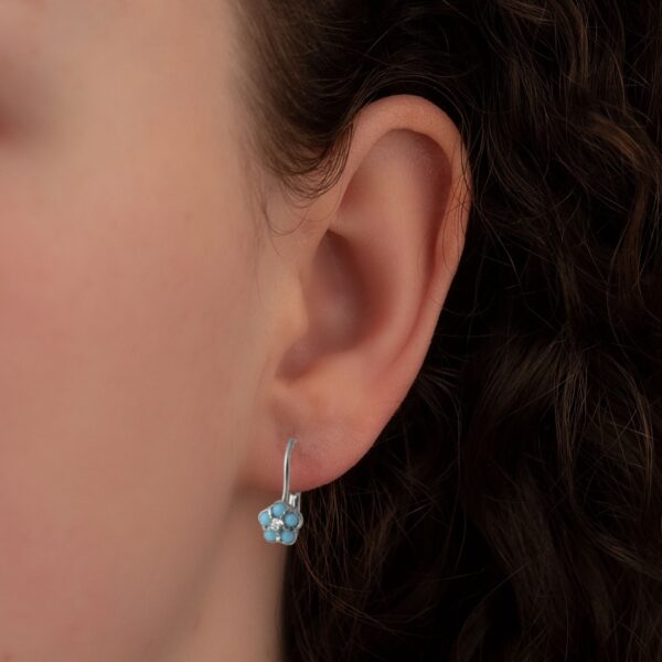 Dětské i dámské stříbrné náušnice ve tvaru tyrkysové pomněnky