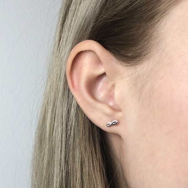 Dámské šroubkové stříbrné náušnice Infinity