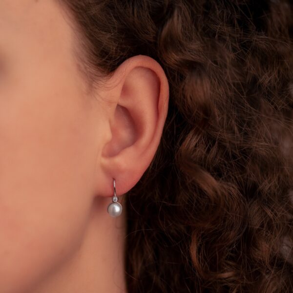 Nadčasové a elegantní dámské stříbrné náušnice s říční perlou a zirkonem