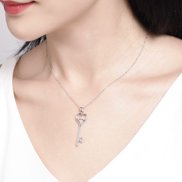 Dámský stříbrný přívěs klíček se zirkony