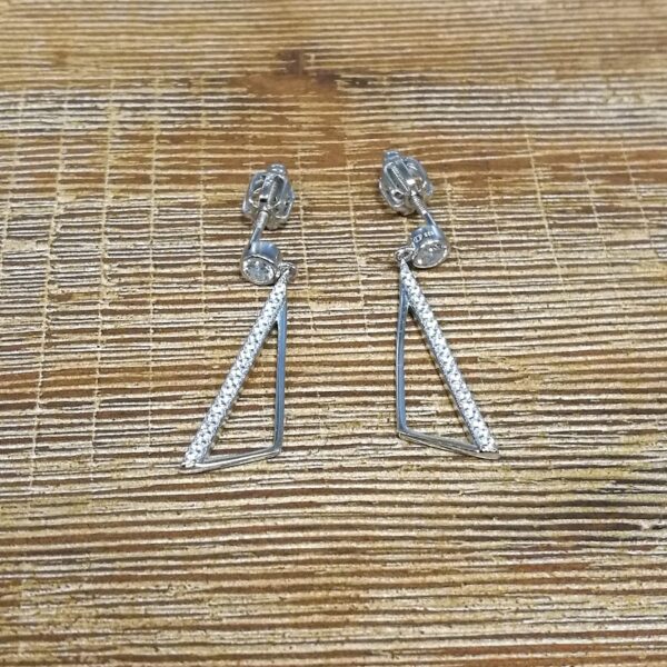 Detailní pohled na šroubkové dámské stříbrné visací náušnice trojúhelníky se zirkony