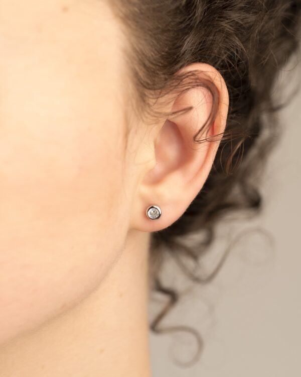 Dámské stříbrné náušnice zirkon s obrubou