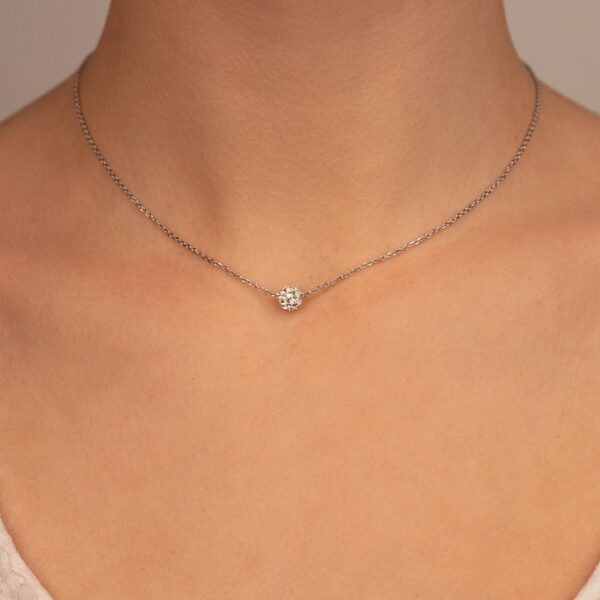 Dámský stříbrný náhrdelník s kuličkou osazenou kamínky
