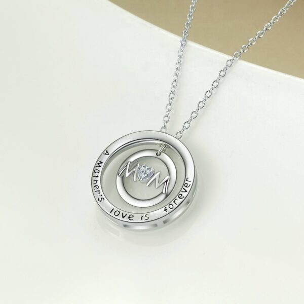Detailní pohled na dámský stříbrný náhrdelník mateřská láska