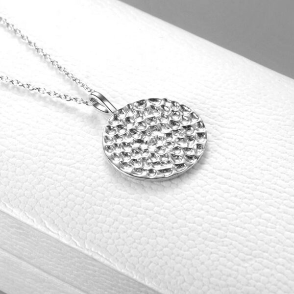 Detailní pohled na dámský stříbrný náhrdelník MOON