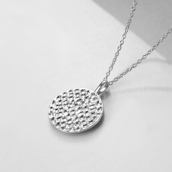 Detail dámského stříbrného náhrdelníku MOON