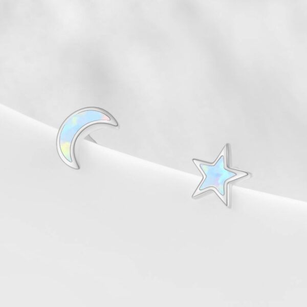 Detailní pohled na dámské stříbrné náušnice hvězdička a měsíček s bílým syntetickým opálem