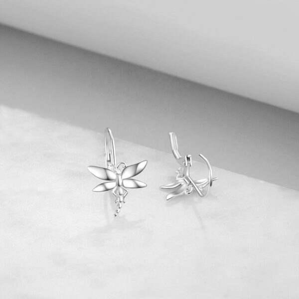 Detailní pohled na klapkové stříbrné náušnice vážky