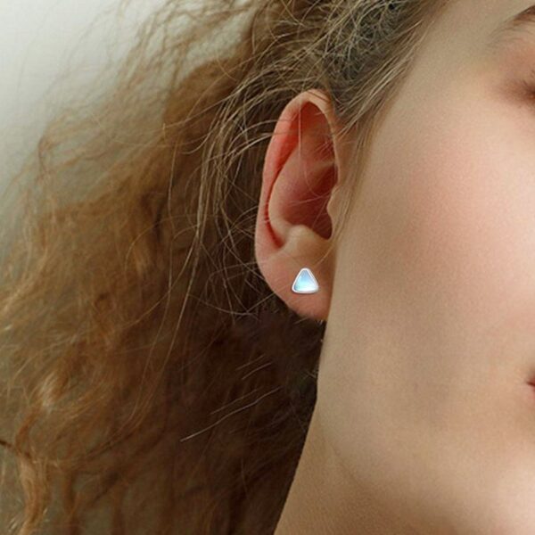 Dívčí elegantní stříbrné náušnice trojúhelníky s duhovým kamenem