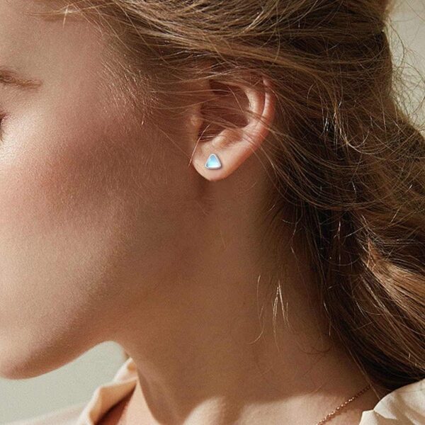 Dámské stříbrné náušnice trojúhelníky s duhovým kamenem