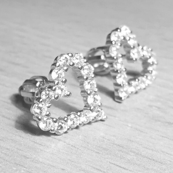 Detailní pohled na dámské stříbrné náušnice srdíčka se zirkony