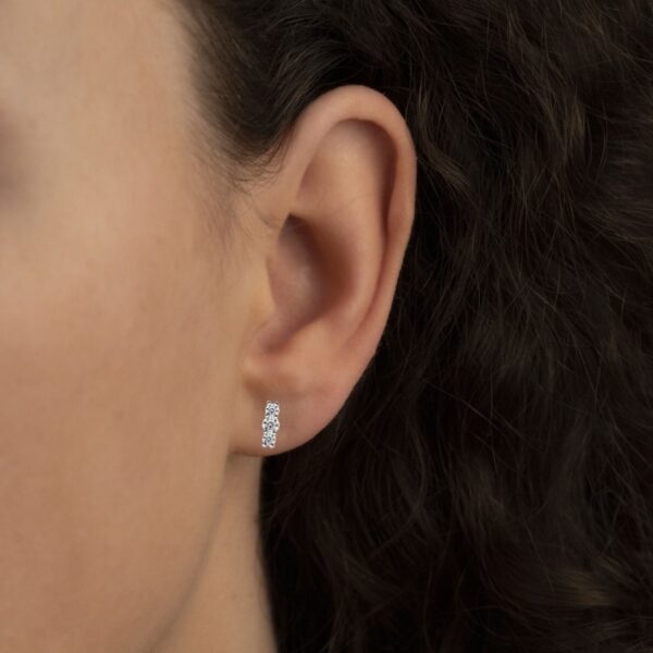 Dámské stříbrné náušnice tyčka s řadou zirkonů