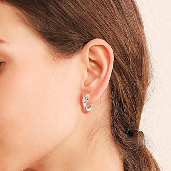 Dámské stříbrné náušnice kroužky se srdíčkem a zirkony