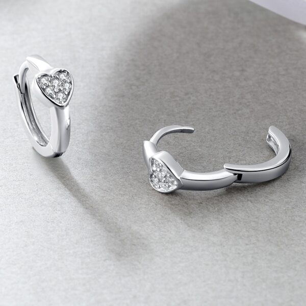 Detailní pohled na dámské stříbrné náušnice kroužky se srdíčkem a zirkony