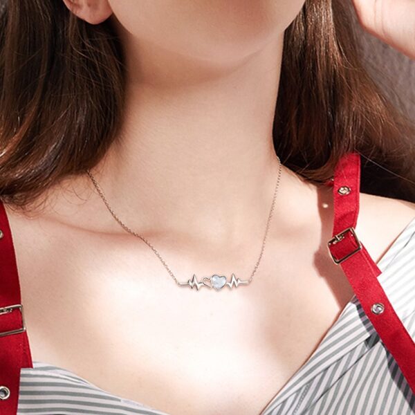 Dámský stříbrný náhrdelník tep