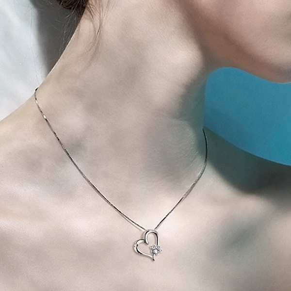 Dámský stříbrný náhrdelník srdíčko s tlapkou a čirými zirkony