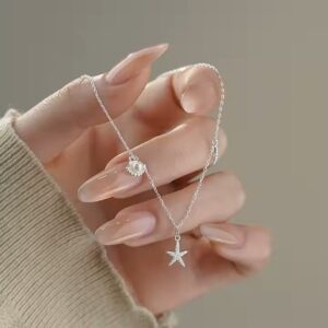 Dámský stříbrný náhrdelník s perlou a dekorativními mořskými prvky.