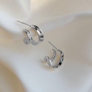 Luxusní stříbrné náušnice se zirkony – dvojitý design ve tvaru C.