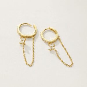 Luxusní dámské náušnice – stříbrné kroužky s řetízkem a křížkem.