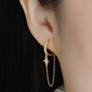 Moderní stříbrné zlacené náušnice s křížkem a čirými zirkony.