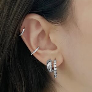 Luxusní stříbrné náušnice osazené kulatými třpytivými zirkony.