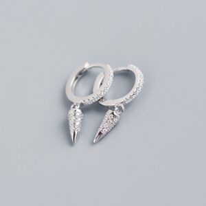 Moderní stříbrné náušnice ve tvaru kroužků s kuželovitým prvkem a třpytem zirkonů.