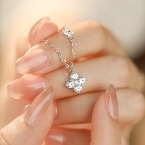 Stříbrný náhrdelník se dvěma čtyřlístky zdobenými čirými zirkony – elegantní dámský šperk.