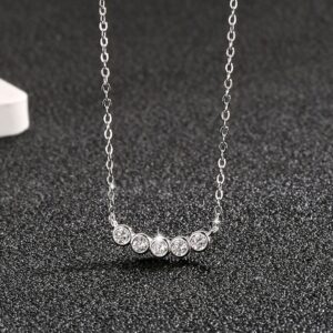 Stříbrný náhrdelník s pěti pevně spojenými kulatými zirkony – elegantní dámský šperk.