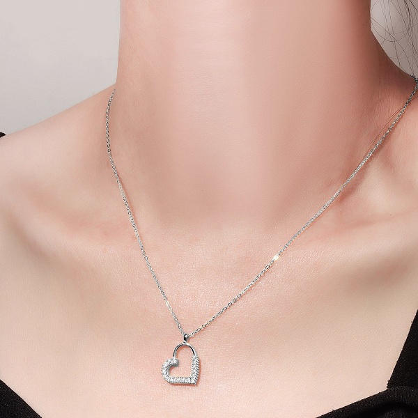 Dámský stříbrný symbolický náhrdelník se srdcem a zirkony