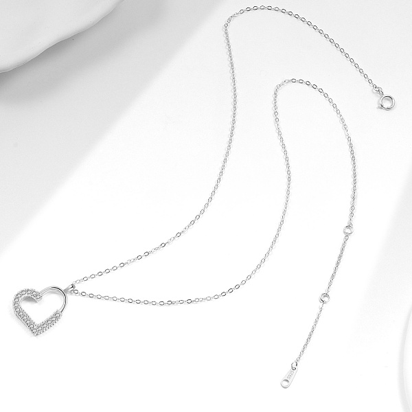 Detail stříbrného symbolického náhrdelníku se srdcem a zirkony