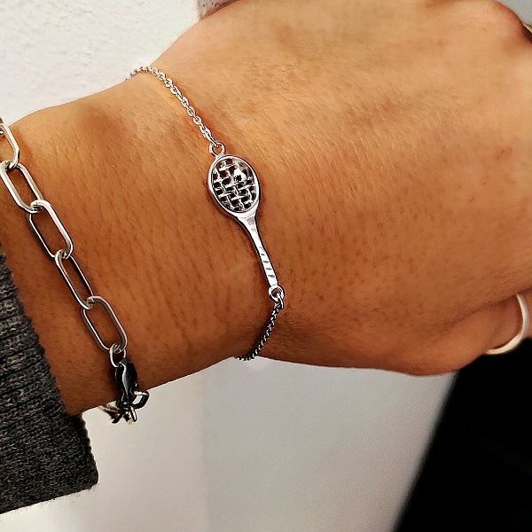 Precizně propracovaný stříbrný tenisový náramek s raketou a míčkem