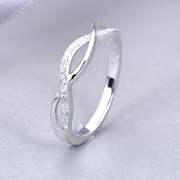 Elegantní stříbrný prsten pletený se zirkony