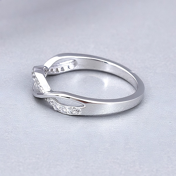 Boční pohled na dámský stříbrný prsten pletený se zirkony