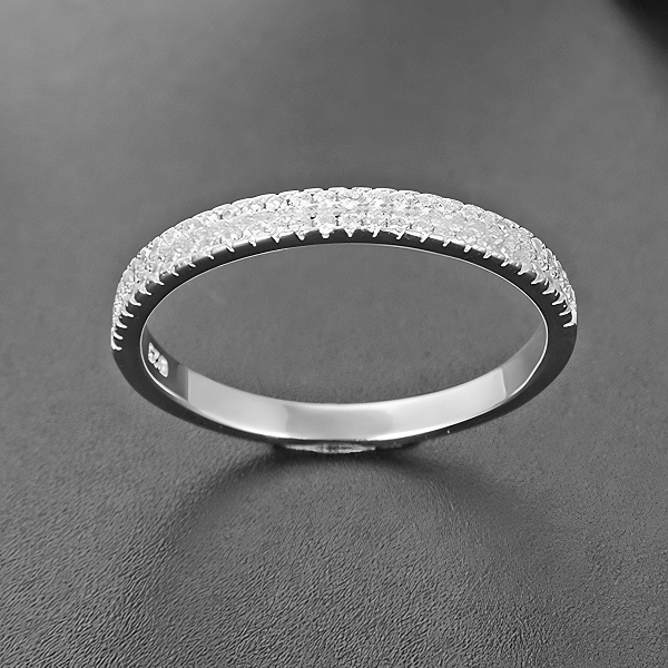 Boční pohled na stříbrný prsten se dvěma řadami zirkonů