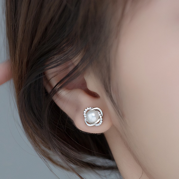 Dámské stříbrné propletené náušnice s dominantní perlou a zirkony