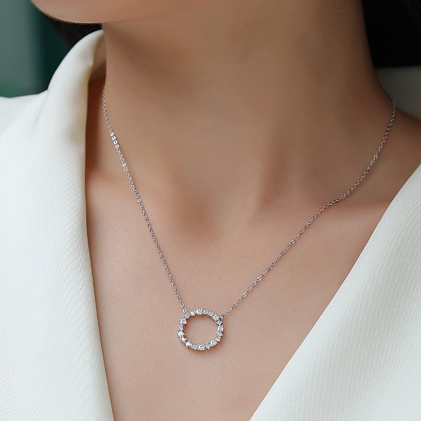 Dámský stříbrný náhrdelník kolečko dokola osazeným třpytivými zirkony