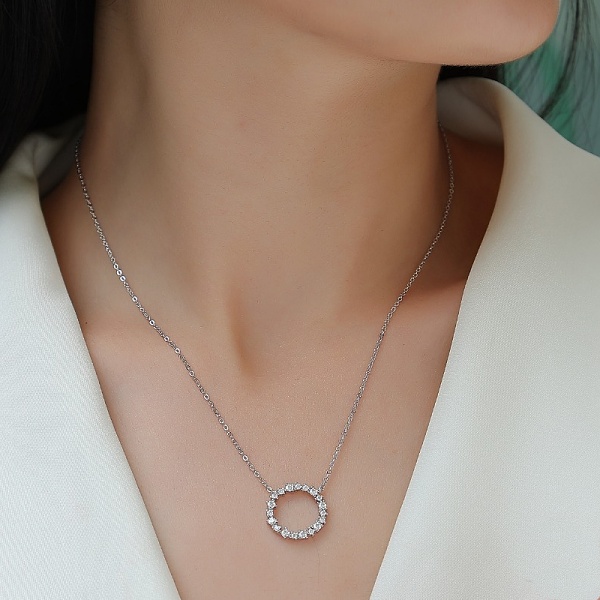 Symbolizující dámský stříbrný náhrdelník kolečko dokola osazeným třpytivými zirkony