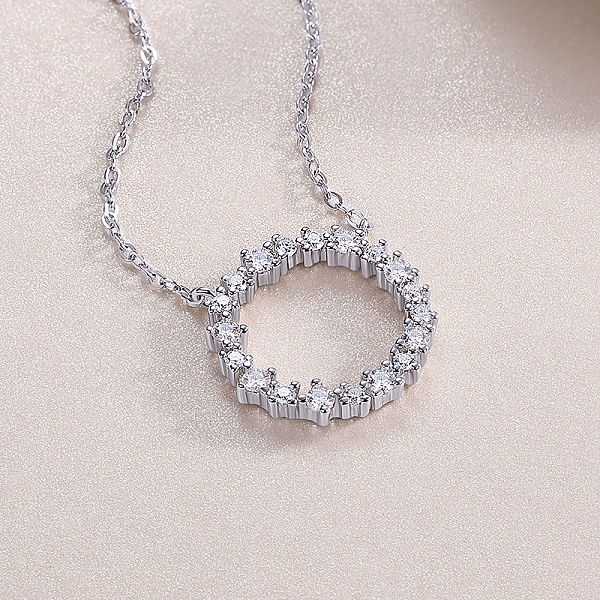 Detail na stříbrný náhrdelník kolečko dokola osazeným třpytivými zirkony