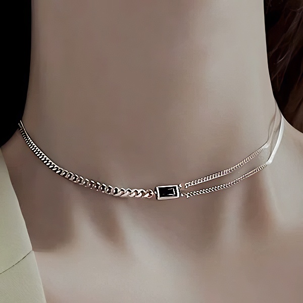 Dámský stříbrný dvojitý náhrdelník s dominantní ozdobou z černého skla evokující Onyx